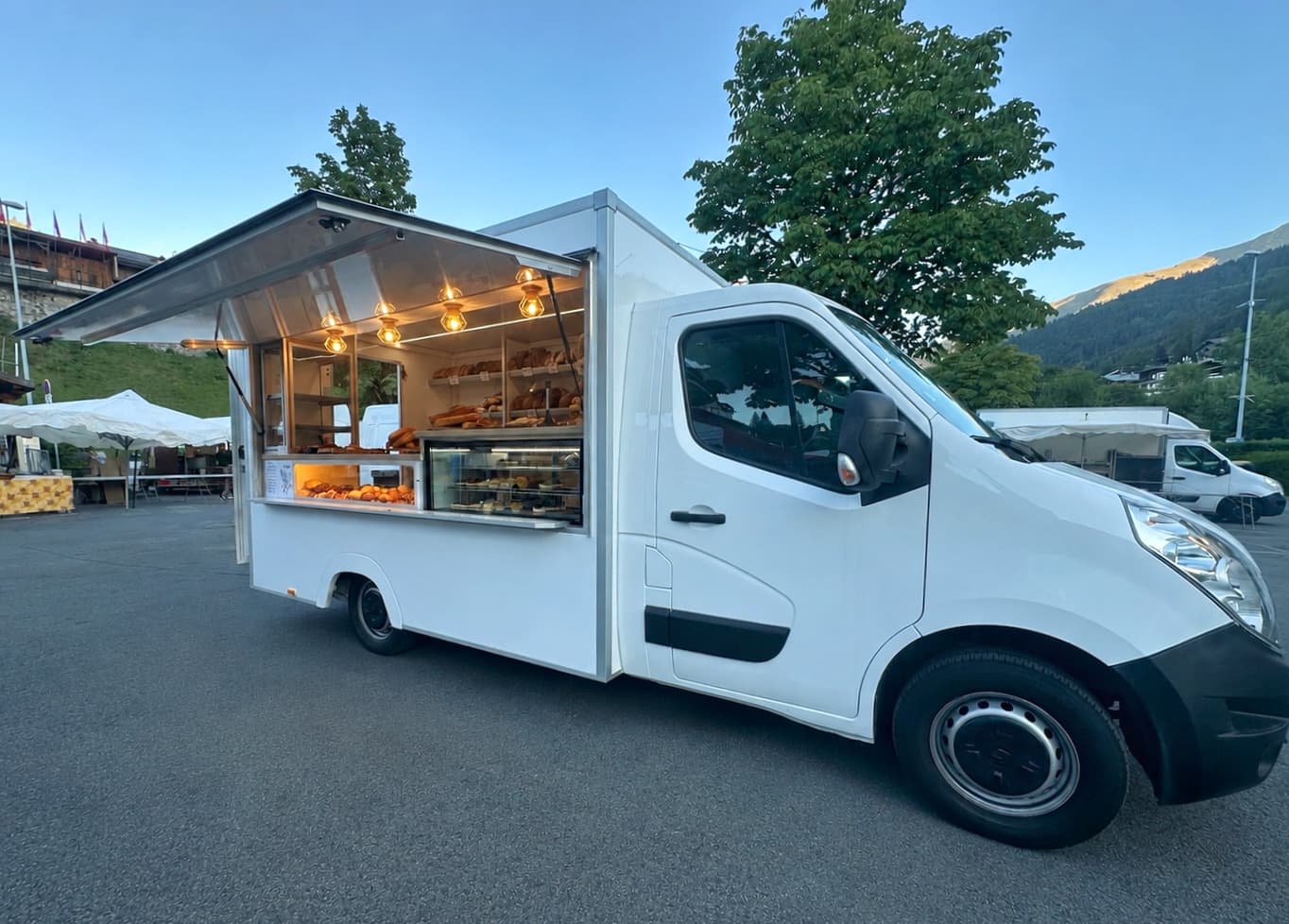 Le camion de L'Atelier de Ju & Mat au marché de Morzine